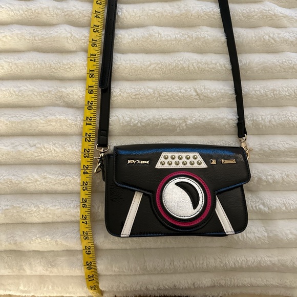 Betsey Johnson Get My Good Side Camera Crossbody Bag - Picture 4 of 9